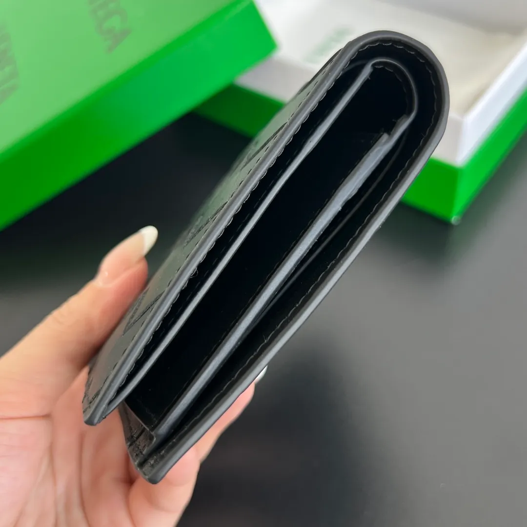 Batch 960 #Bv New bi-fold short clip with coin pocket 605722👏 A short clip with a coin pocket. There is a place to put coins and change☄️ Made of original cowhide. It is soft and delicate and makes people want to touch it all the time. It is equipped with 4 card slots, 2 banknote compartments, 2 extra pockets, and 1 coin purse. It is very tasteful and low-key. It is very good in terms of texture and practicality. Highly recommended👍👍 Size: 11x9.5